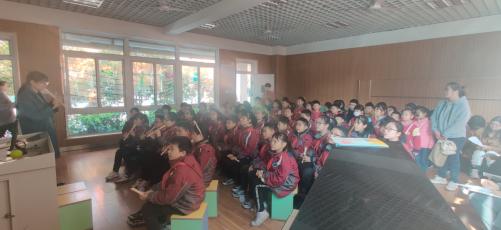 20210324赵欣童学课堂报道_html_51b6c0e6.jpg