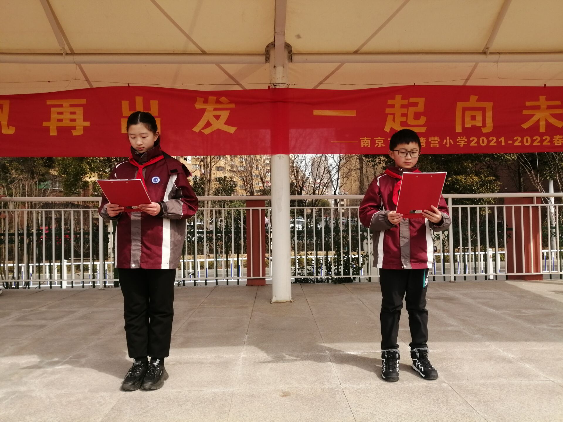 六2班升旗仪式新闻稿_html_4e4c2e8c.jpg