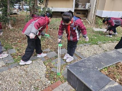 20250305小小雷锋在行动，清洁家园暖人心（周悦写）_html_300c71fe.jpg