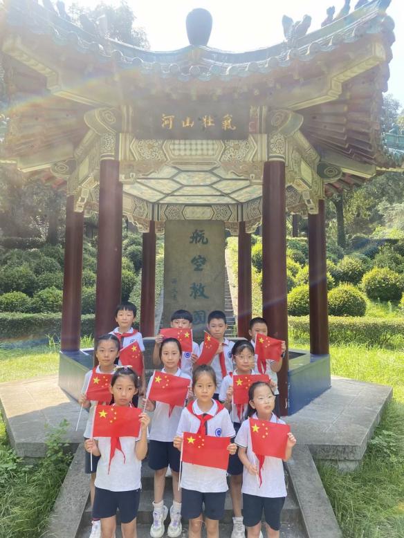 二2红色寻访＋送清凉活动报道（李嘉靓写）_html_m4f16e2ab.jpg
