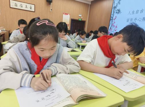 20250408语文组童学课堂报道_html_15079cb2.jpg