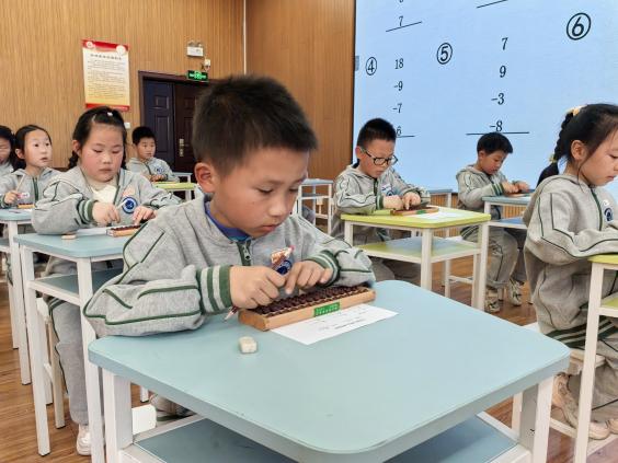 20250326一年级个人珠心算比赛报道（孙素芸写）_html_5a65d31e.jpg