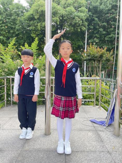 温馨五月天，感恩母亲节升旗仪式报道（李嘉靓写）_html_8999bbb.jpg