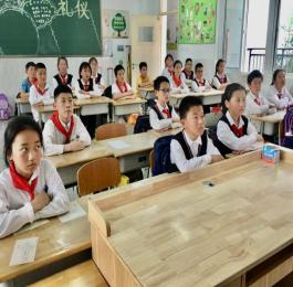20210521栖生态垃圾分类环保班会课报道_html_1a15f850.jpg