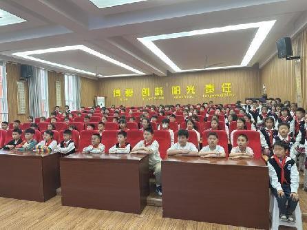 童眼探新闻，笔触绘世界_html_m4d1b4c3f.jpg