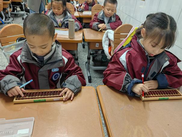 20241120一年级班级珠心算比赛报道（李嘉靓写）_html_m4e6b6364.jpg