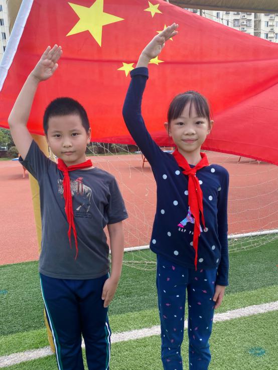 我和国旗合个影新闻稿_html_m3a5795d0.jpg