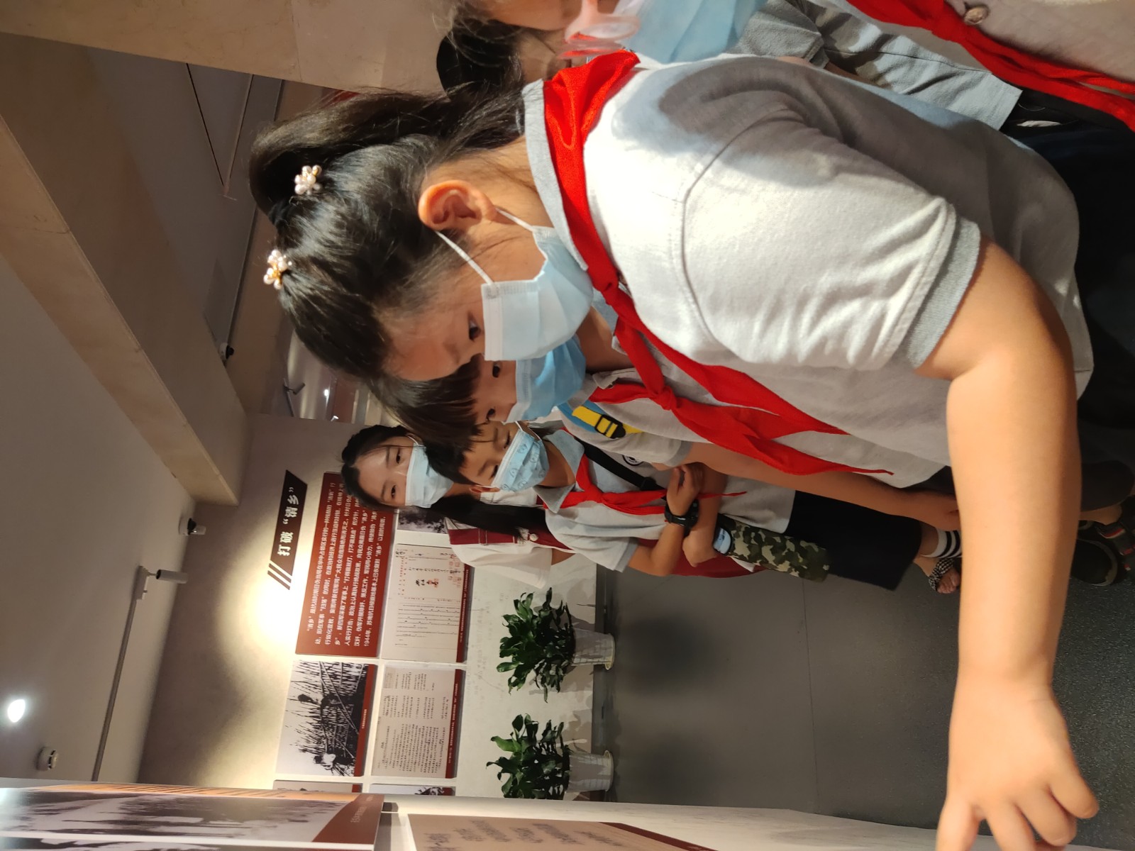 三2班红领巾假日小队参观照片4.jpg