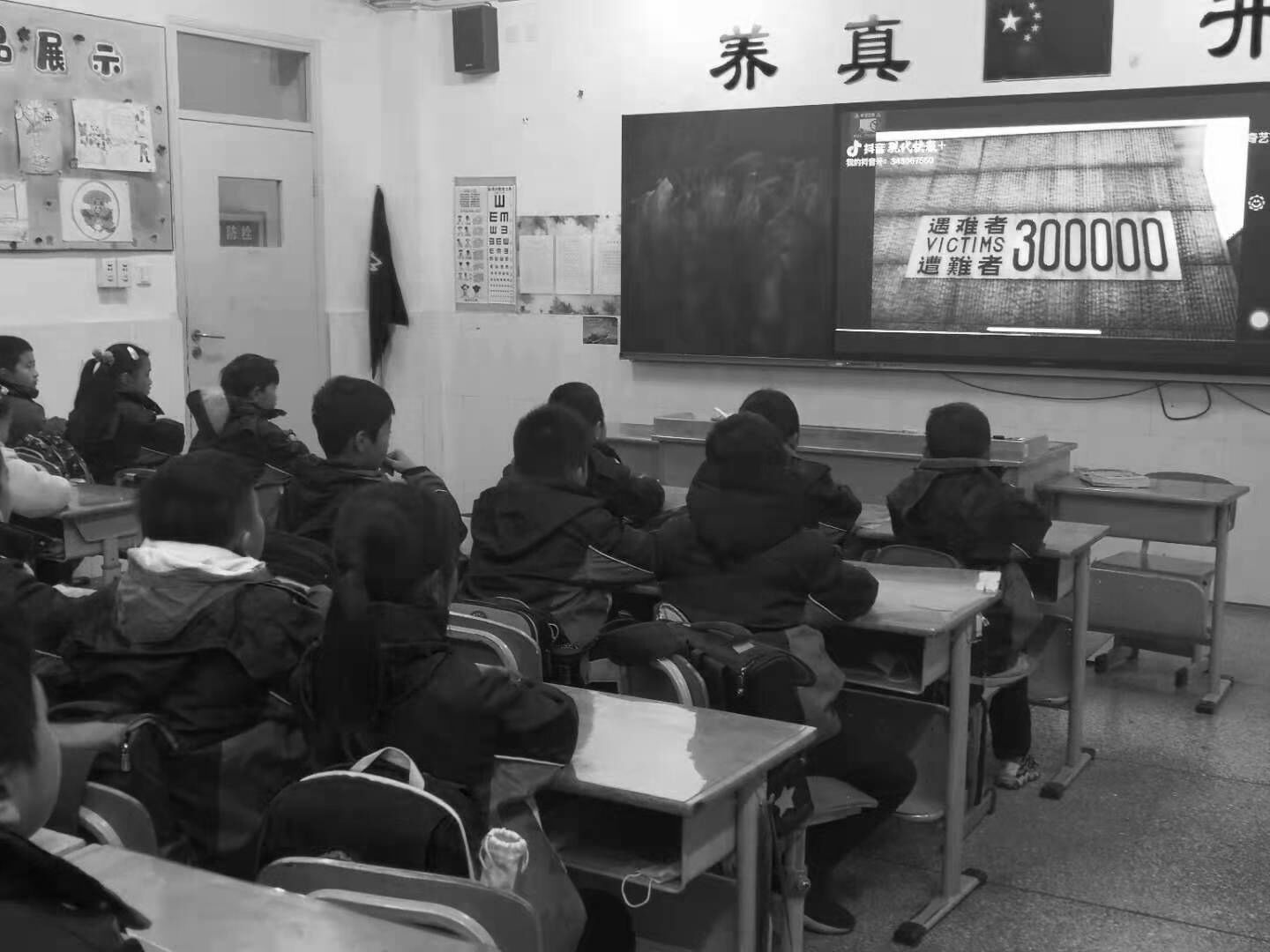 国家公祭日通讯报道_html_2a2ad54e.jpg