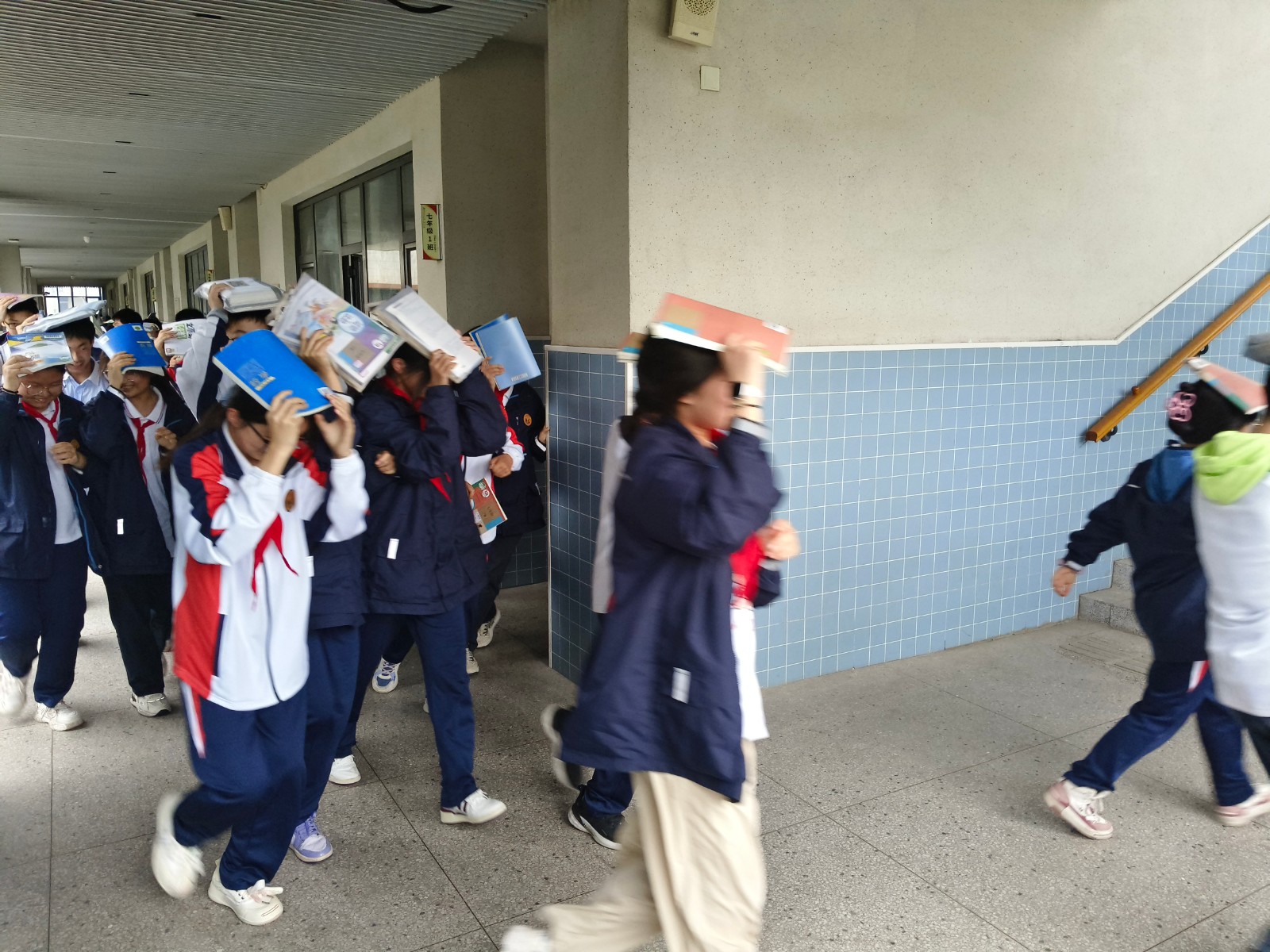 震前预防，灾后平安 ——南外仙林分校华侨城中学举行地震应急避险疏散演练