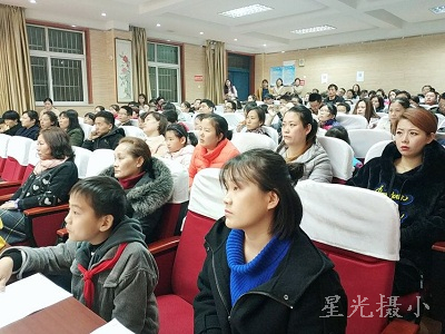家长认真聆听1