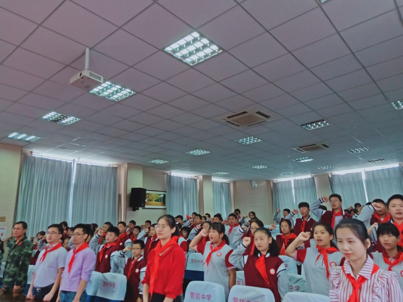 营防中学国防教育日新闻稿_html_m5b92d54e.jpg