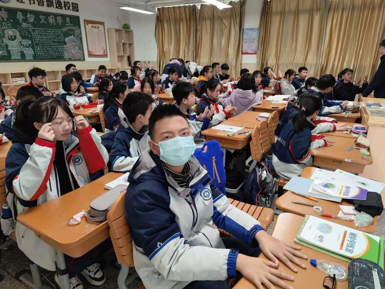 规范仪容仪表，树立校园新风_html_m498cb9b1.jpg
