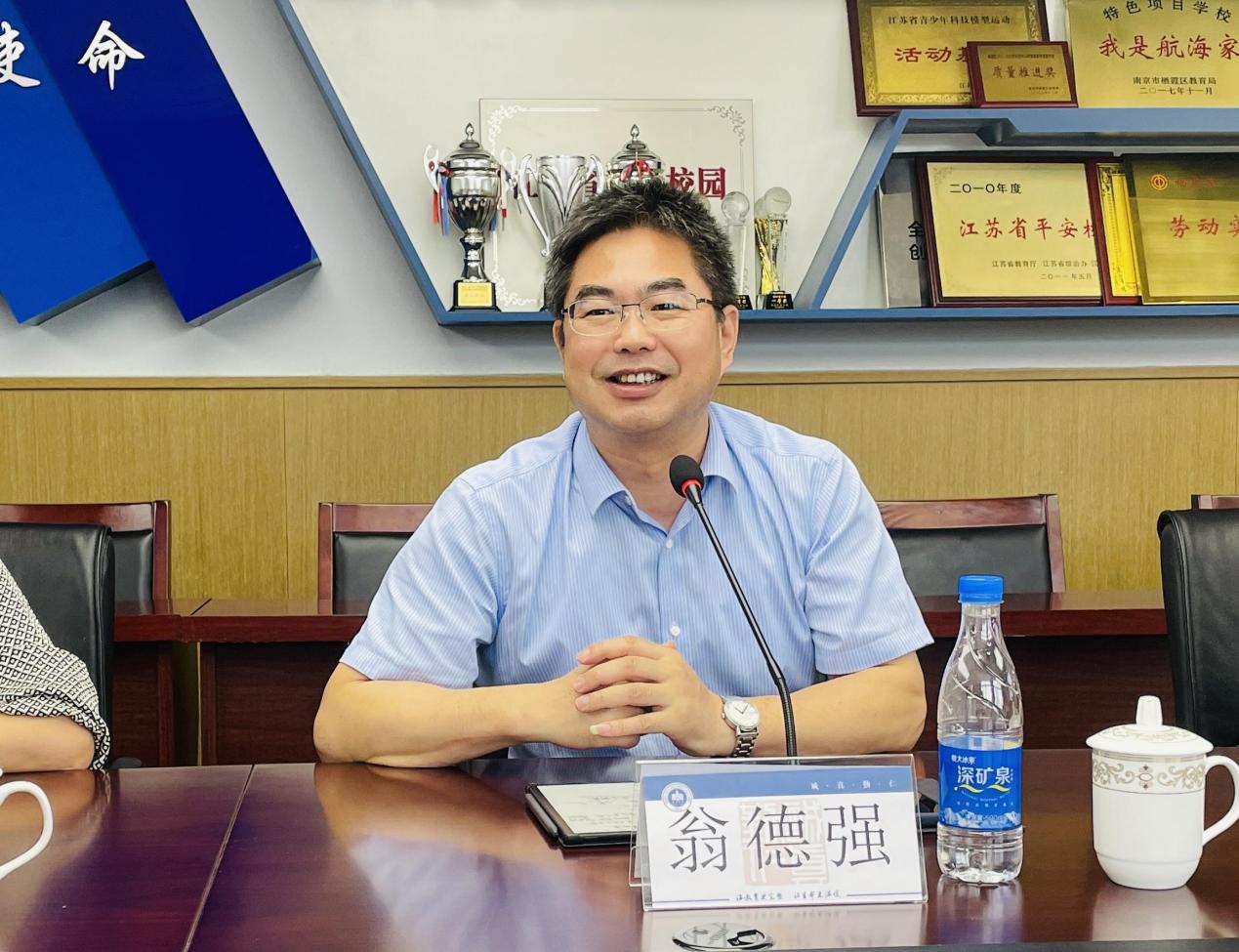 8月29日教育局、街道领导视察指导开学工作新闻稿_html_49e1772e.jpg