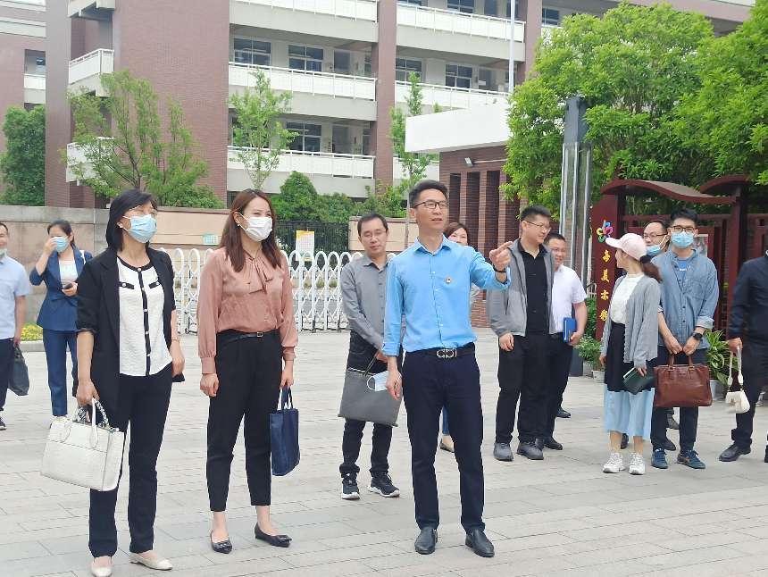 【臻美花中】“栖智荟·霞科行”——栖霞区政府副区长、科技镇长团团长韩淼一行莅临我校指导调研_html_62189e7d.jpg