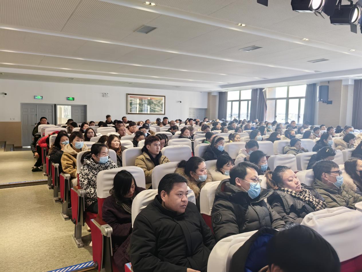 我校召开寒假前家长学校培训会 新闻稿_html_892bec7.jpg