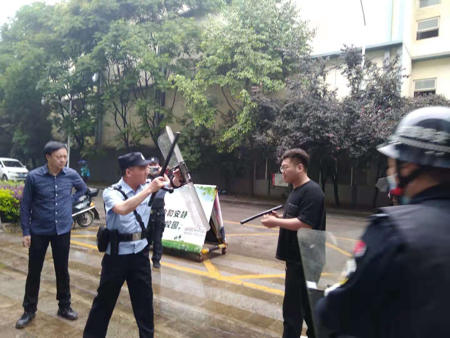 南京一中马群分校开展防入侵安全演练活动(1)_html_m6030f303.jpg
