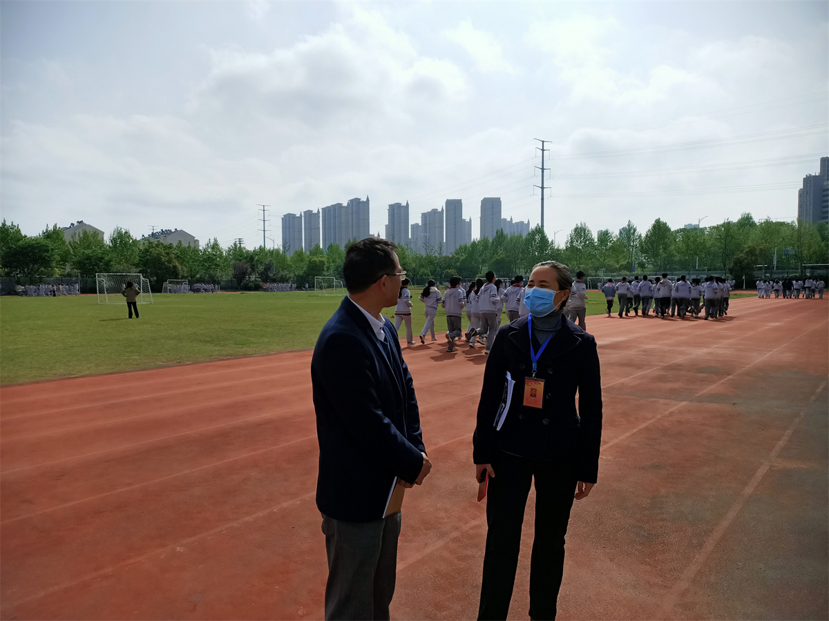 2022.4.14时军到校督导_html_18a897f7.jpg