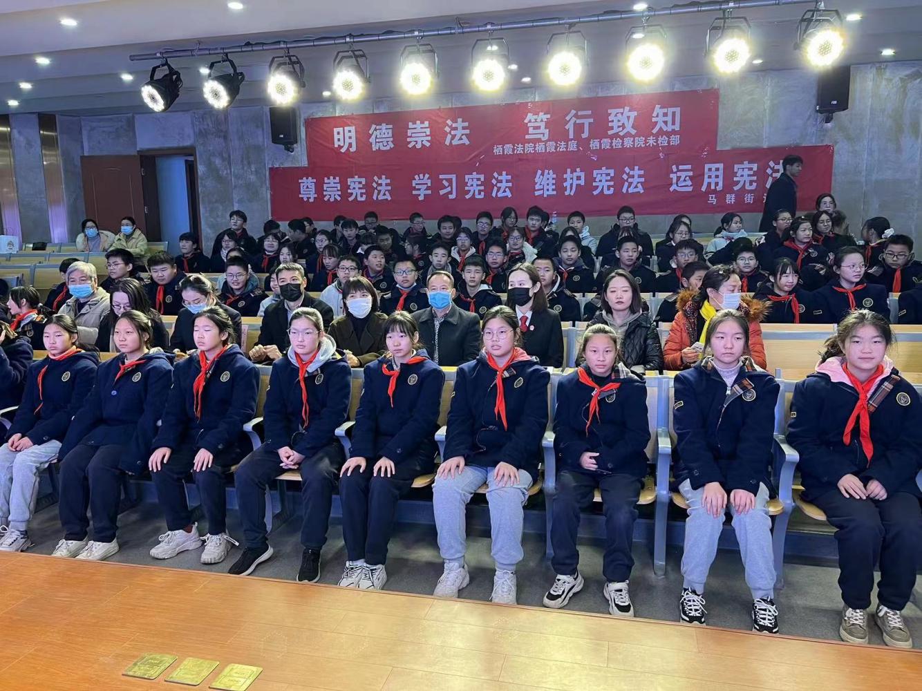 模拟法庭直通车  普法宣传进校园_html_6b955fce.jpg