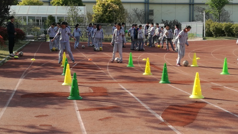南京一中马群分校【足球课堂与教学】_html_e12e699.png