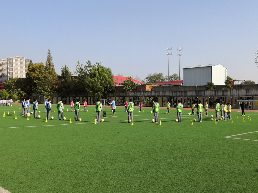 南京一中马群分校足球【市级公开课】---教师王卞鸿皓_html_37cf8ebe.png