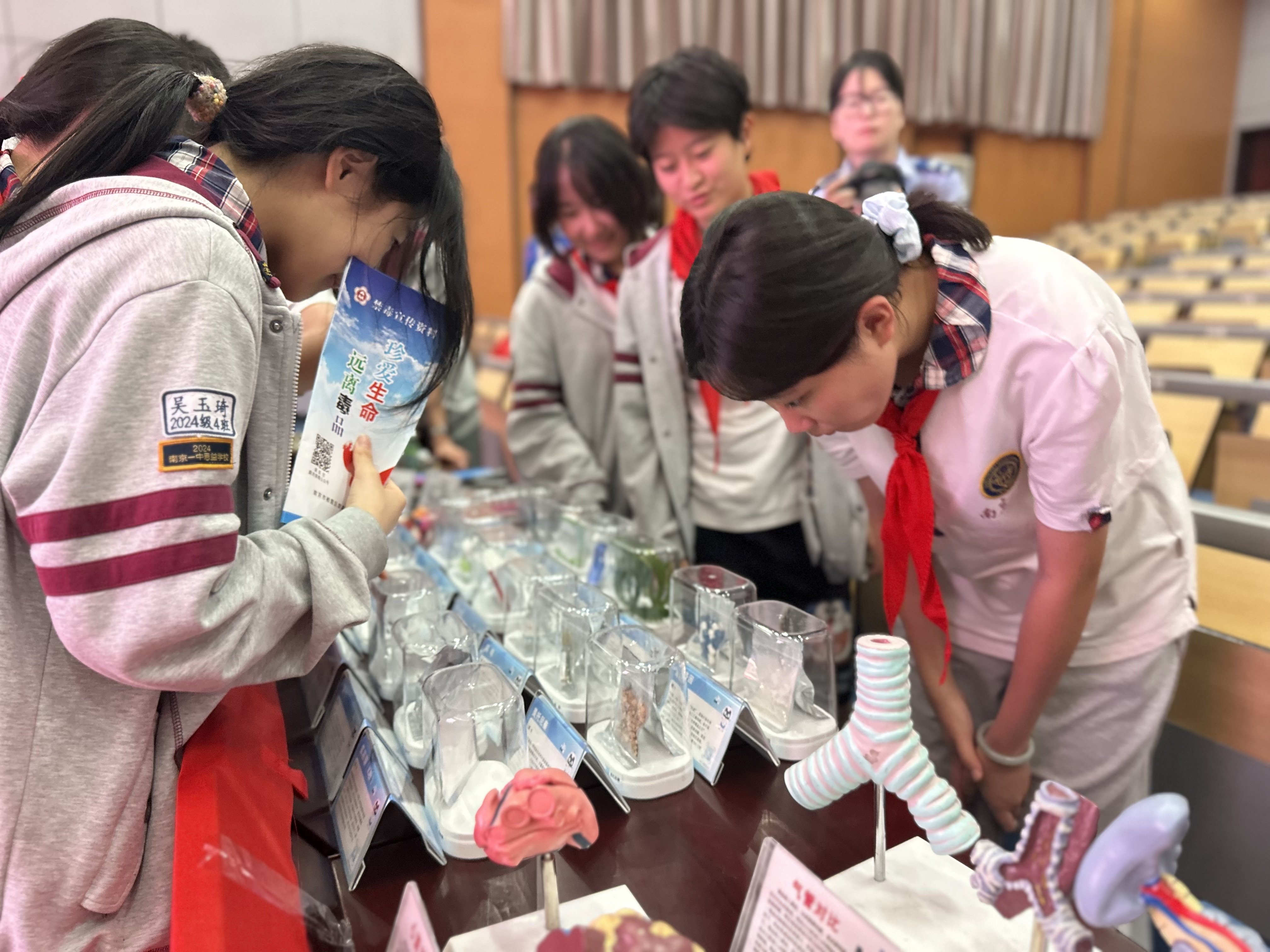 思益·文康——禁毒宣传进校园_html_m721ef0f4.jpg
