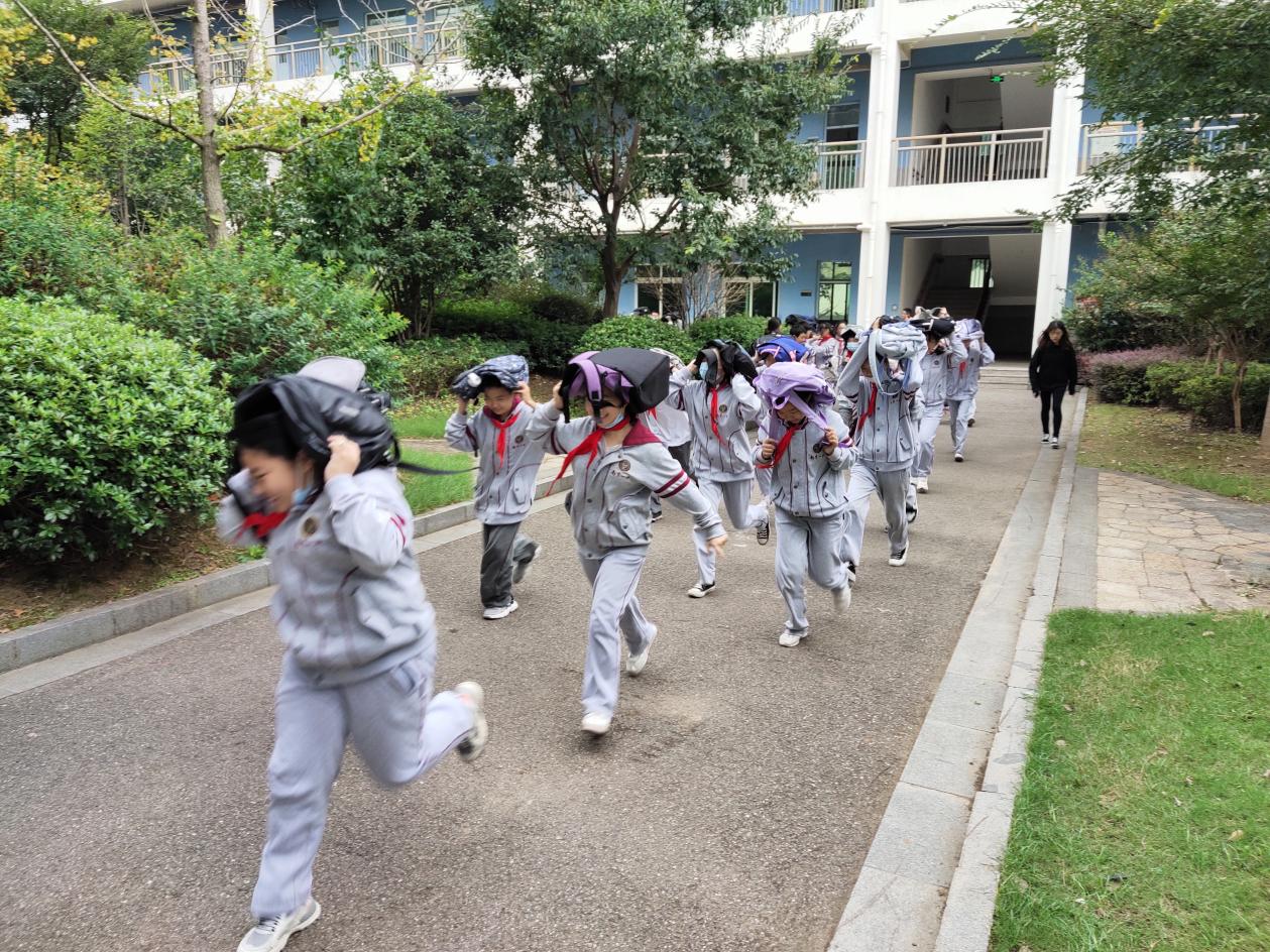 一中思益_html_3ee541a3.jpg
