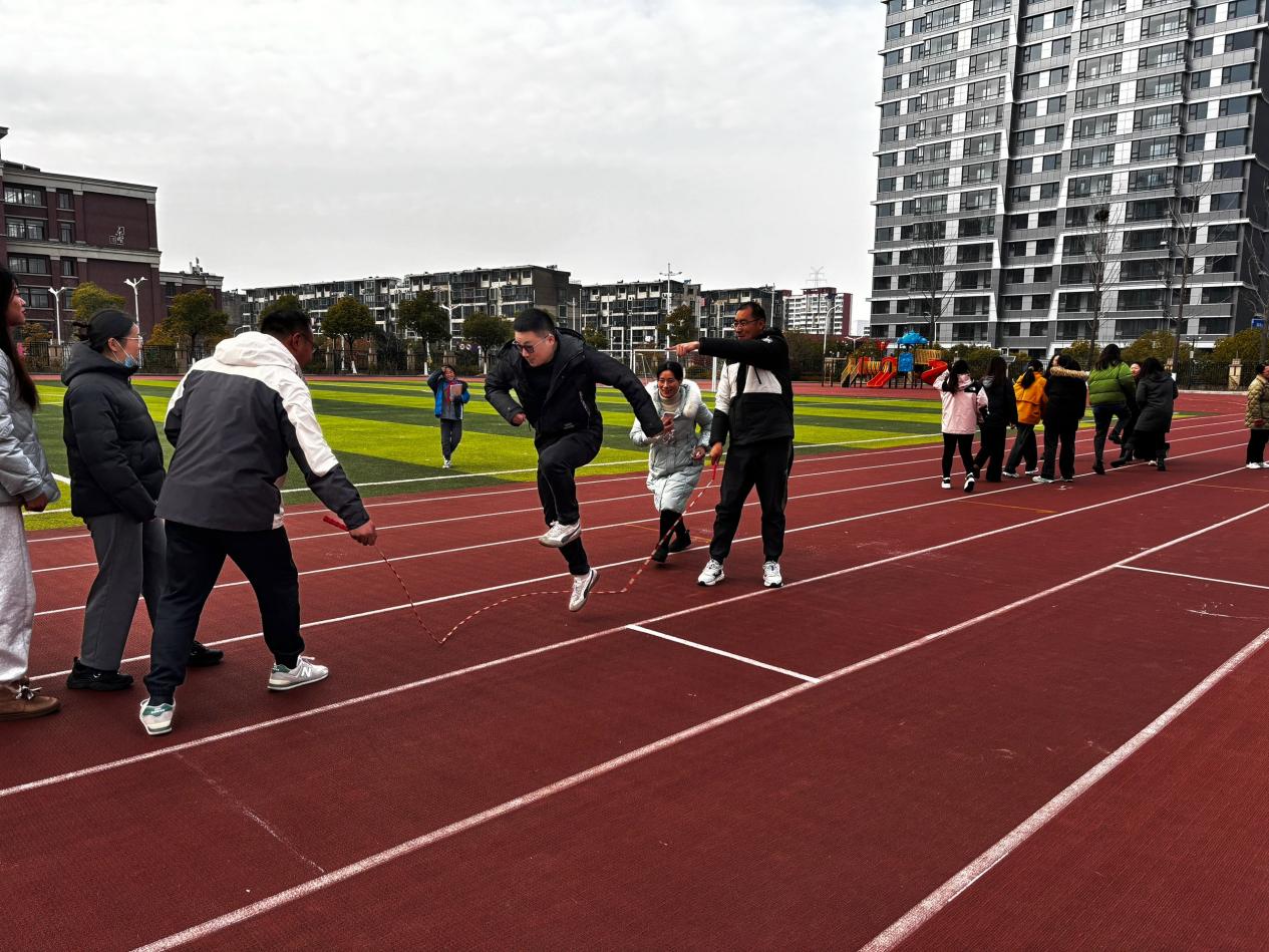 20250102晓庄小学教职工运动会新闻稿(1)_html_6813da34.jpg