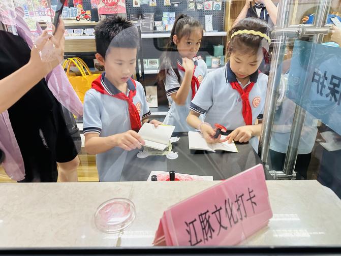 （六）中山码头跨江而行 重走革命路线_html_m35994af5.jpg