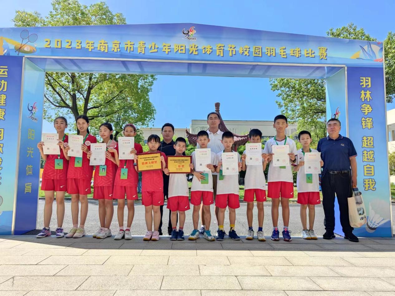 南京市青少年阳光体育节校园羽毛球比赛新闻_html_m38ef1242.jpg