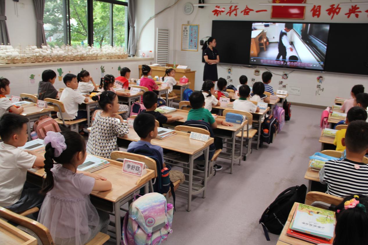 新生入学教育活动新闻_html_3c7b9025.jpg