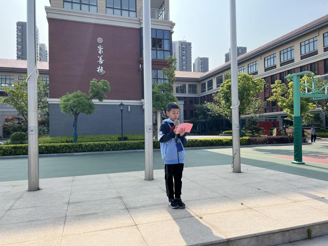 第13周   升旗仪式新闻稿_html_69313fab.jpg