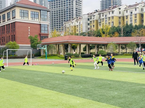 晓庄小学“校长杯”足球班级联赛赛程报道（三）_html_5632f552.jpg