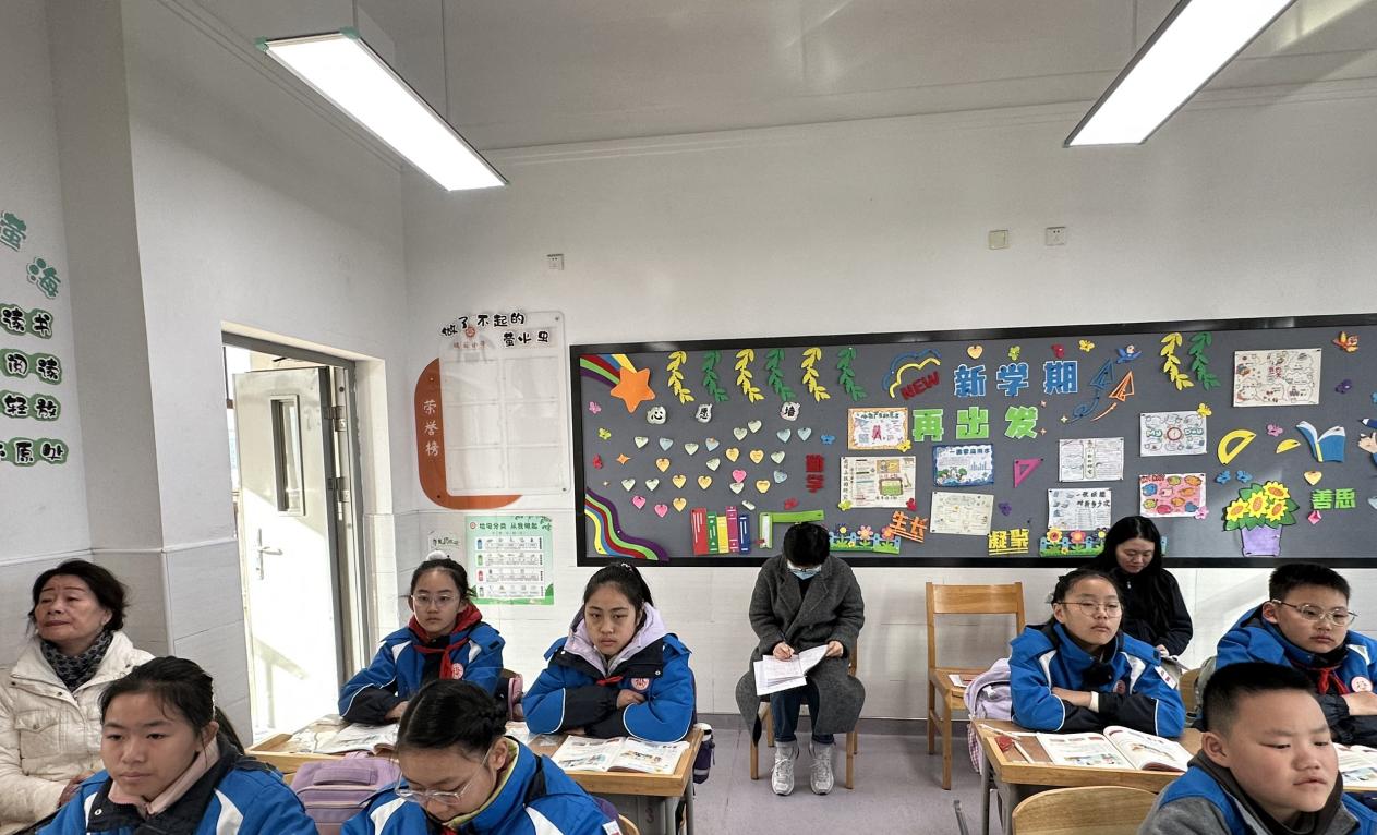 活动报道:探究单元主题意义 共研单元整体教学20251126_html_m26bda01a.jpg