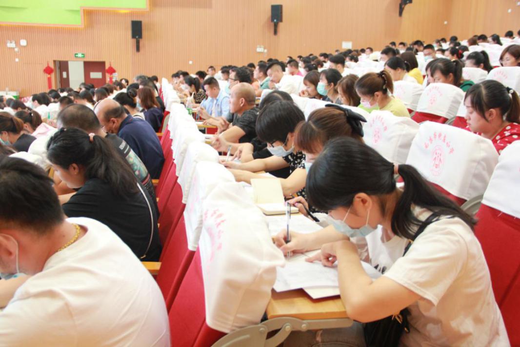 新生家长会8.30_html_24b86fb3.jpg