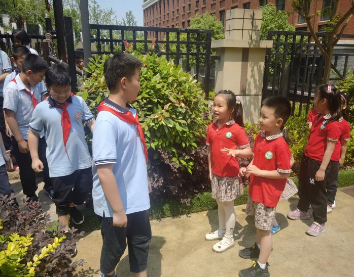 小小先生手手相牵   心心相印步步向前——记入燕子矶幼儿园交流活动_html_c50158a.jpg