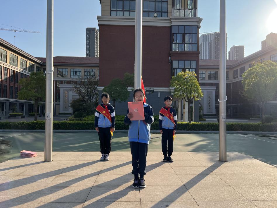 10.消防驻心间 安全助成长(1)_html_m7517a076.jpg