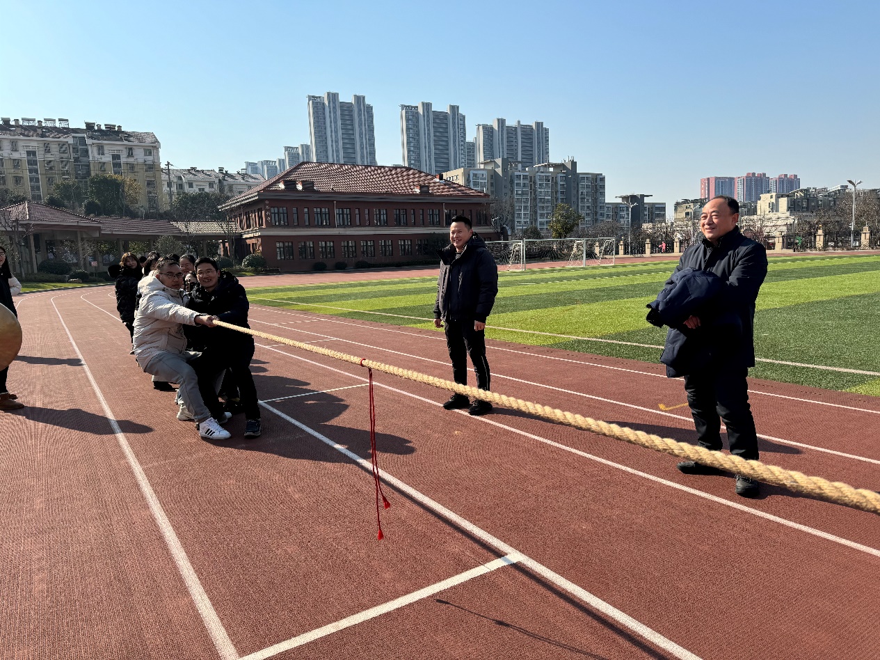 教职工趣味运动会活动报道_html_77b01d84.jpg