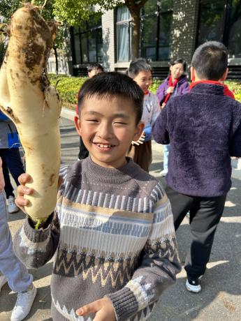 20231212快乐拔萝卜 喜获大丰收(1)_html_m1e985822.jpg