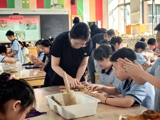 陶娃玩转陶泥，解锁“指尖上的创造力”_html_50ffe06e.jpg