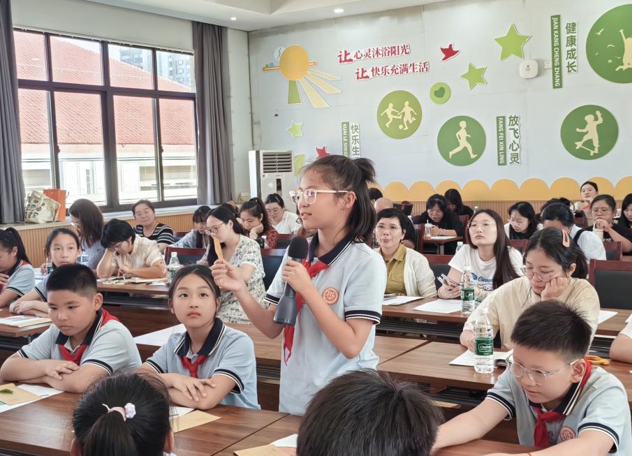 守护生命成长 点亮心灵之光——记栖霞区小学心理学科教研暨戴志梅德育名师工作室活动_html_m33f09f69.jpg