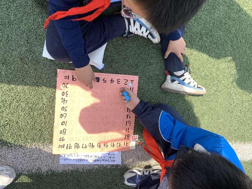 “棋”思妙想 同游数学街——晓庄小学第二届数学节活动新闻稿_html_69bbc175.jpg