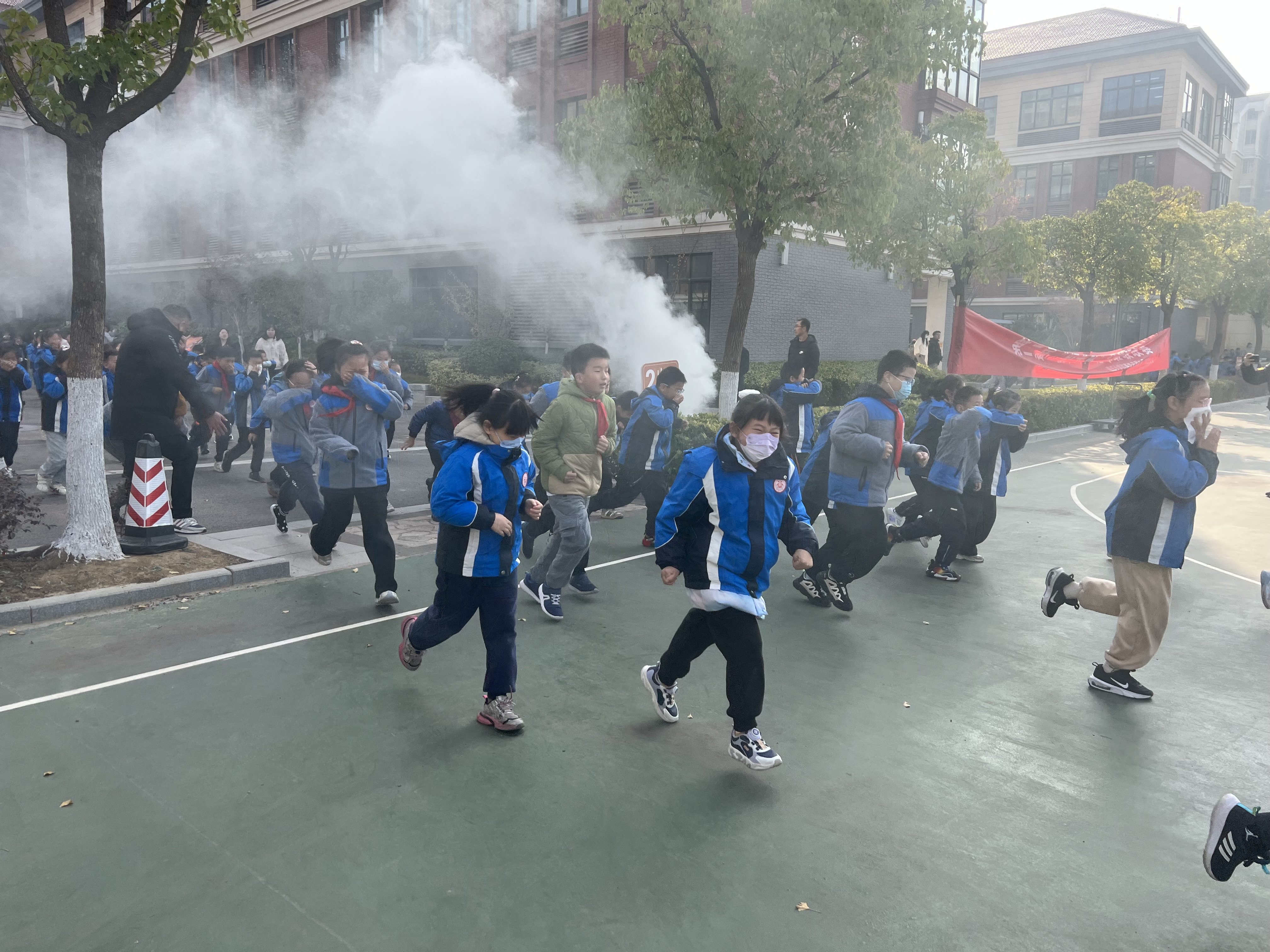 20231129消防疏散演练报道_html_1729a154.jpg