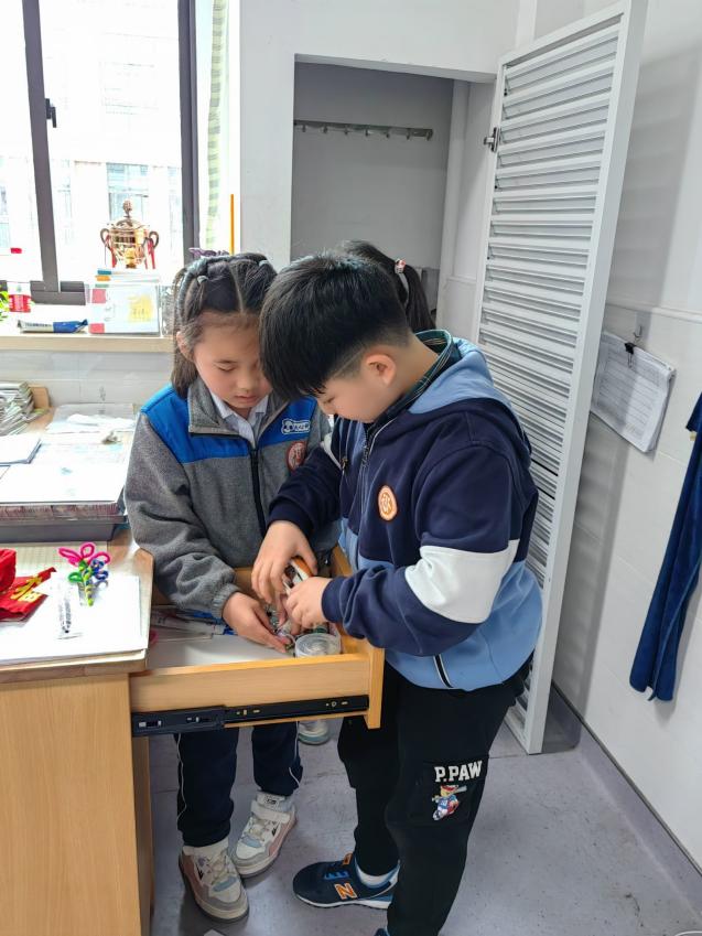 晓庄小学劳动月系列活动新闻_html_73daaef4.jpg