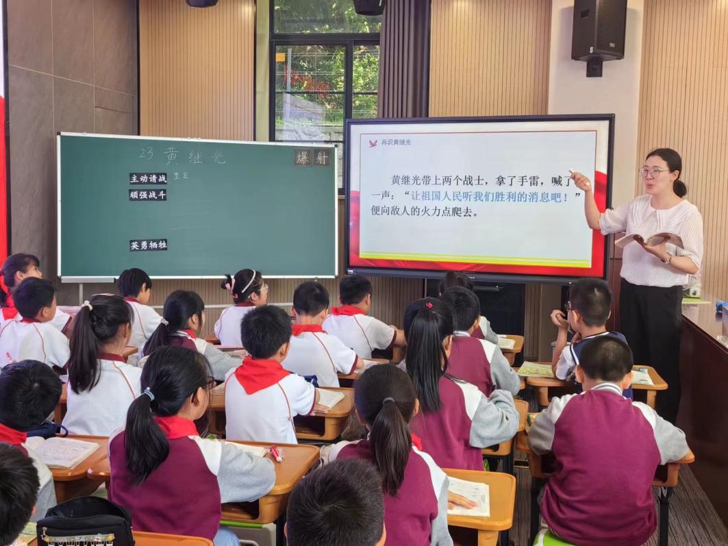 聚焦单元要素，培育语用能力——记金立义校长名师工作室送教活动_html_mea60bdf.jpg