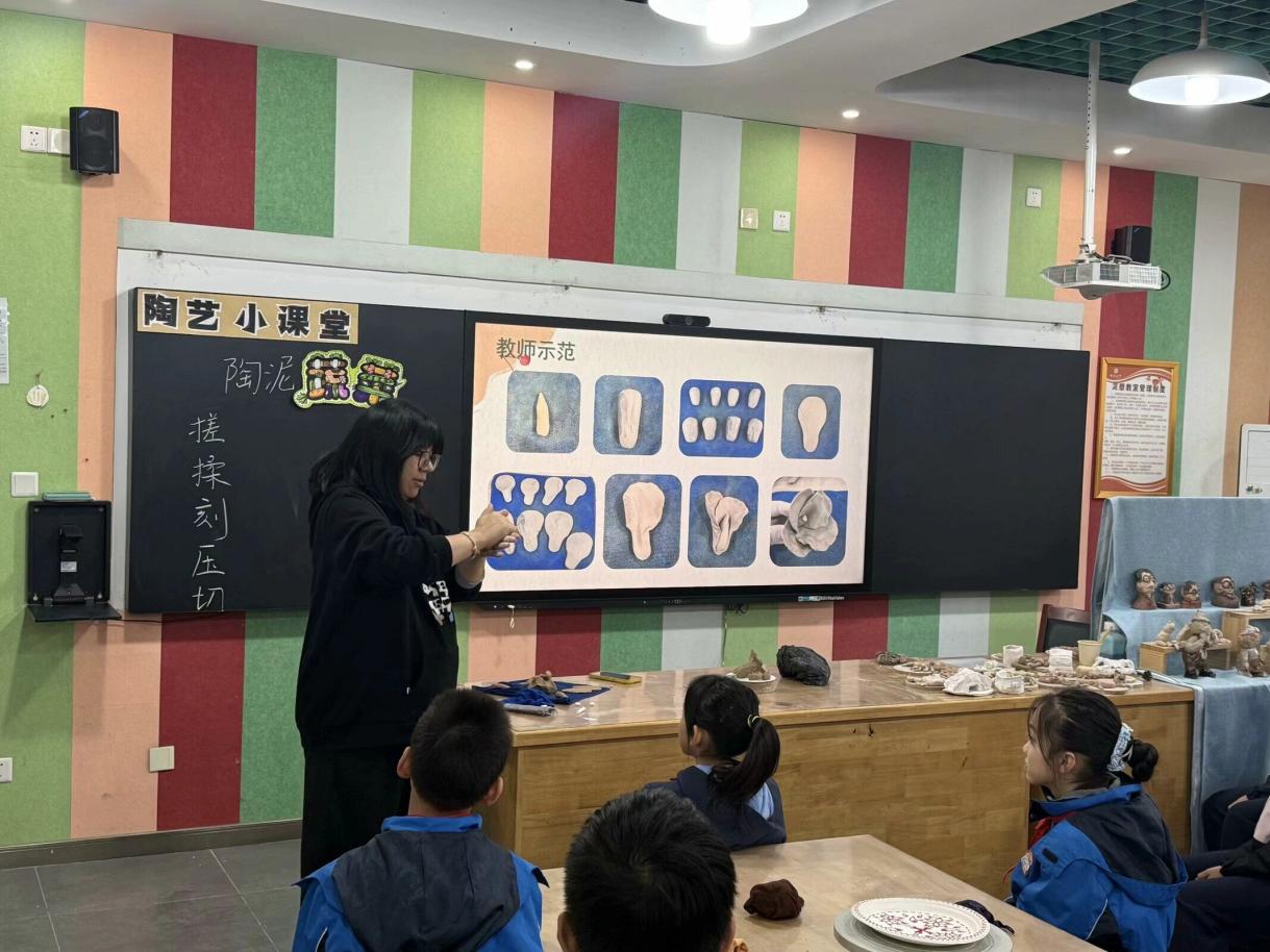 20241129与“泥”相遇   “陶”乐融融------晓庄小学陶艺校本主题研修研讨课(1)_html_7d84be5b.jpg