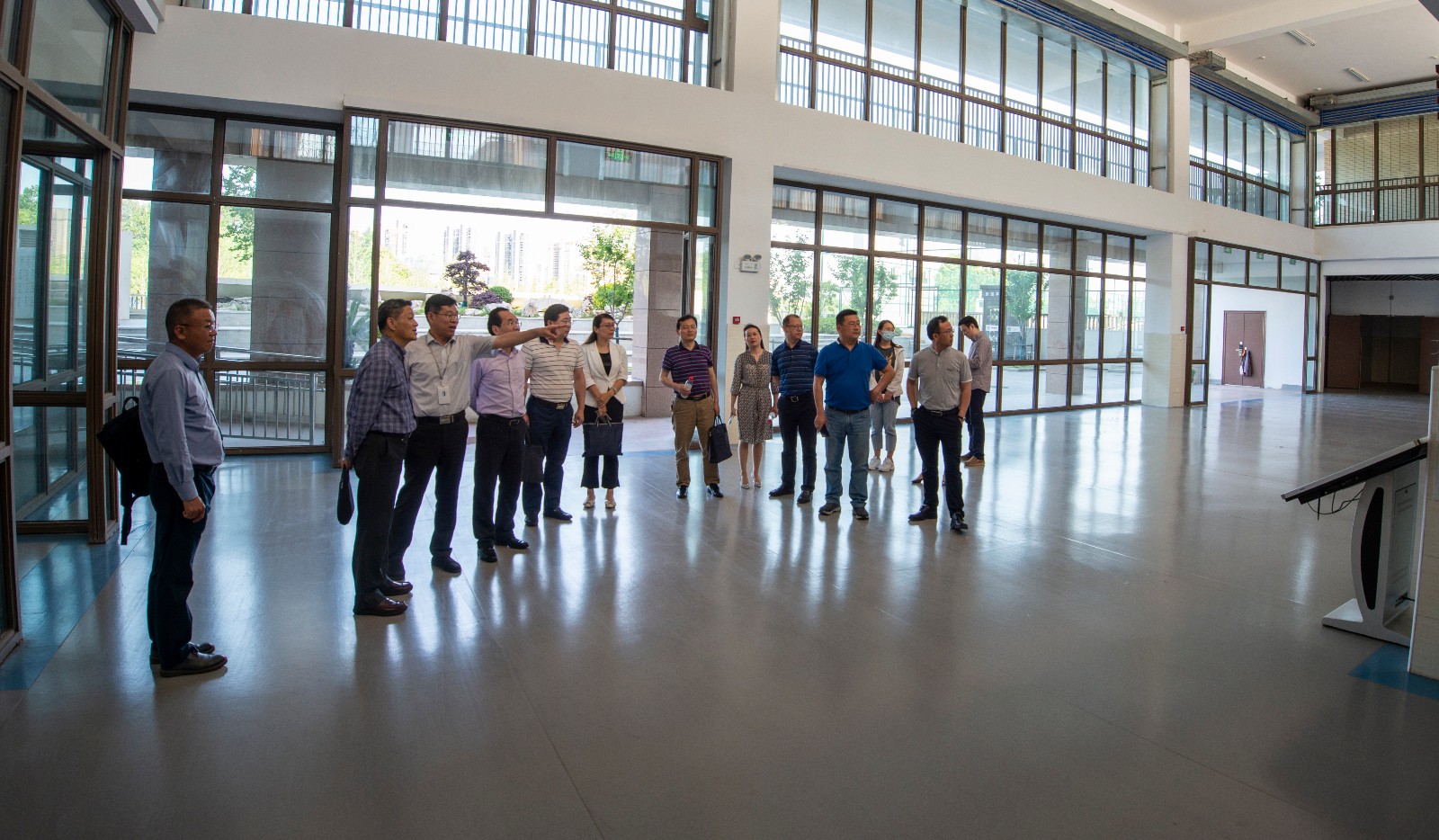 参观书法基地2.jpg 参观书法基地2.jpg