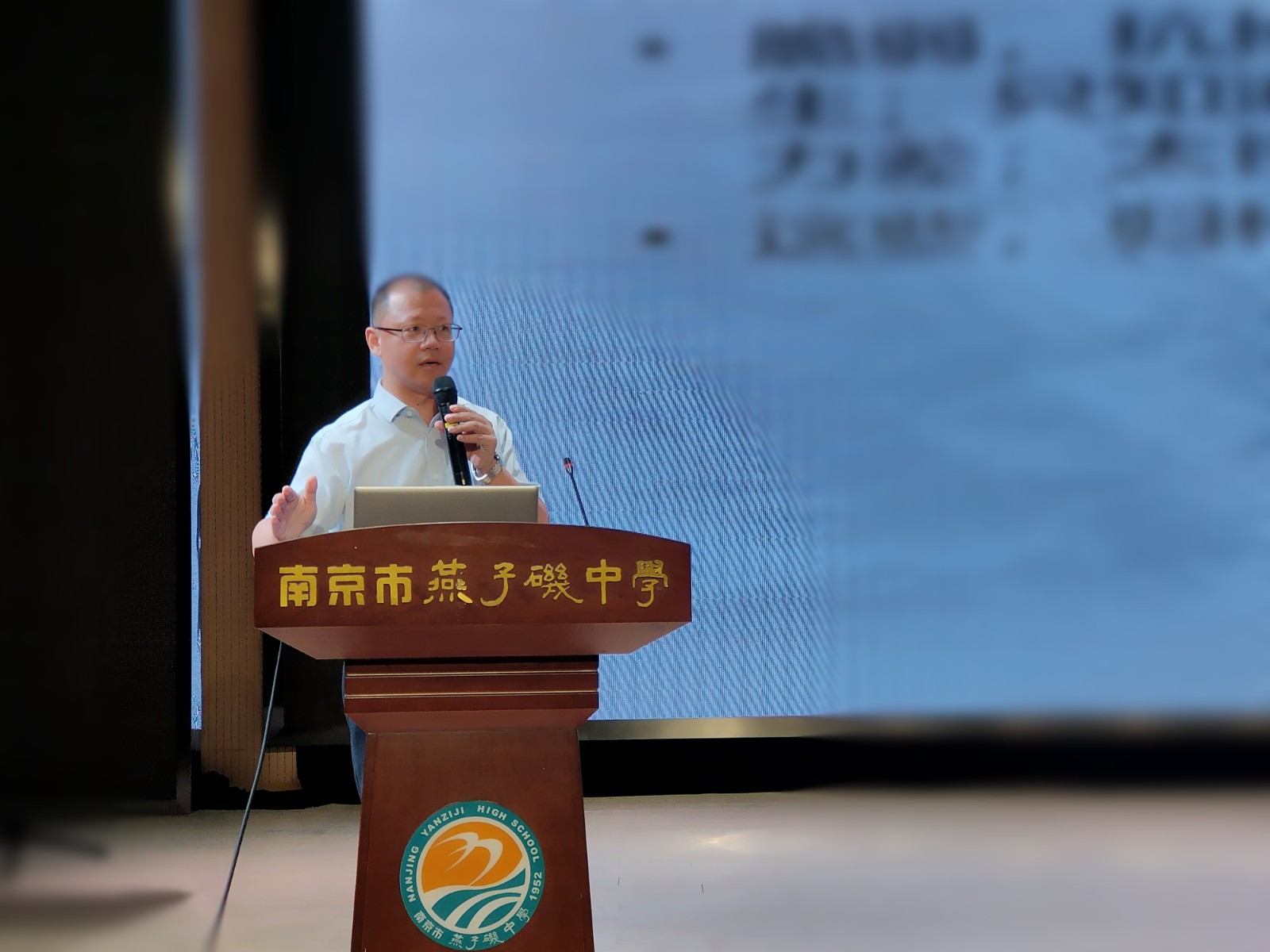 2石校长致辞.jpg 2石校长致辞.jpg