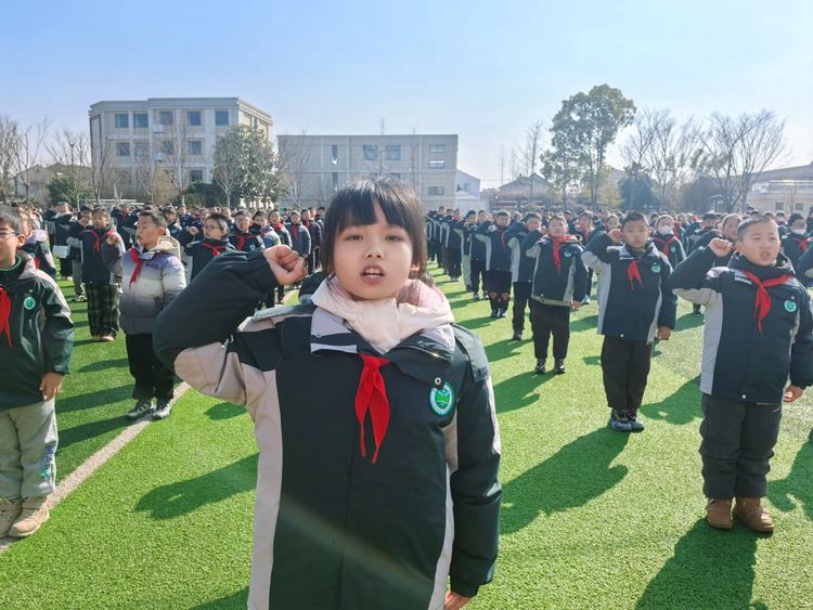 2.13“灵蛇迎春瑞气升，雅韵启航添锦绣”——记靖安小学春季开学典礼_html_292e078c.jpg