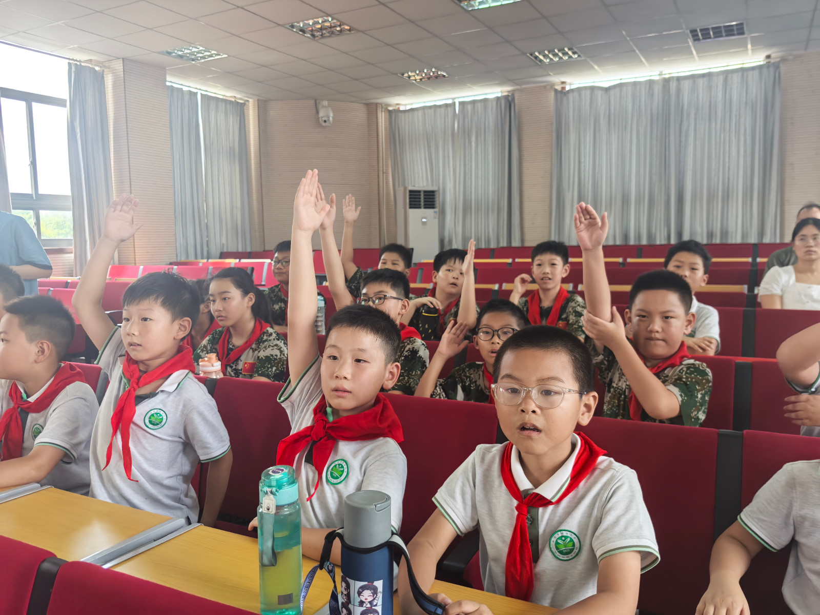 【雅韵靖小】国防教育进校园，上好开学“第一课”